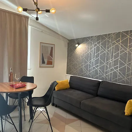 アパート & Tisno