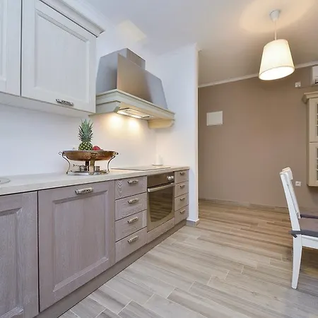 & Tisno オブロヴァツ