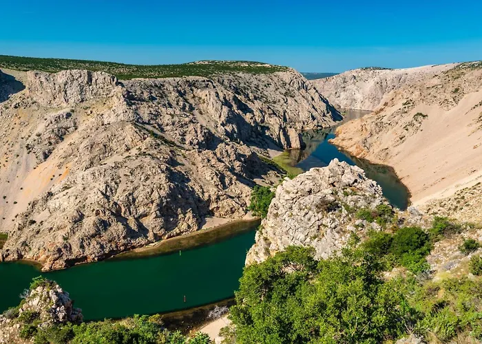 아파트 & Tisno 오브로박